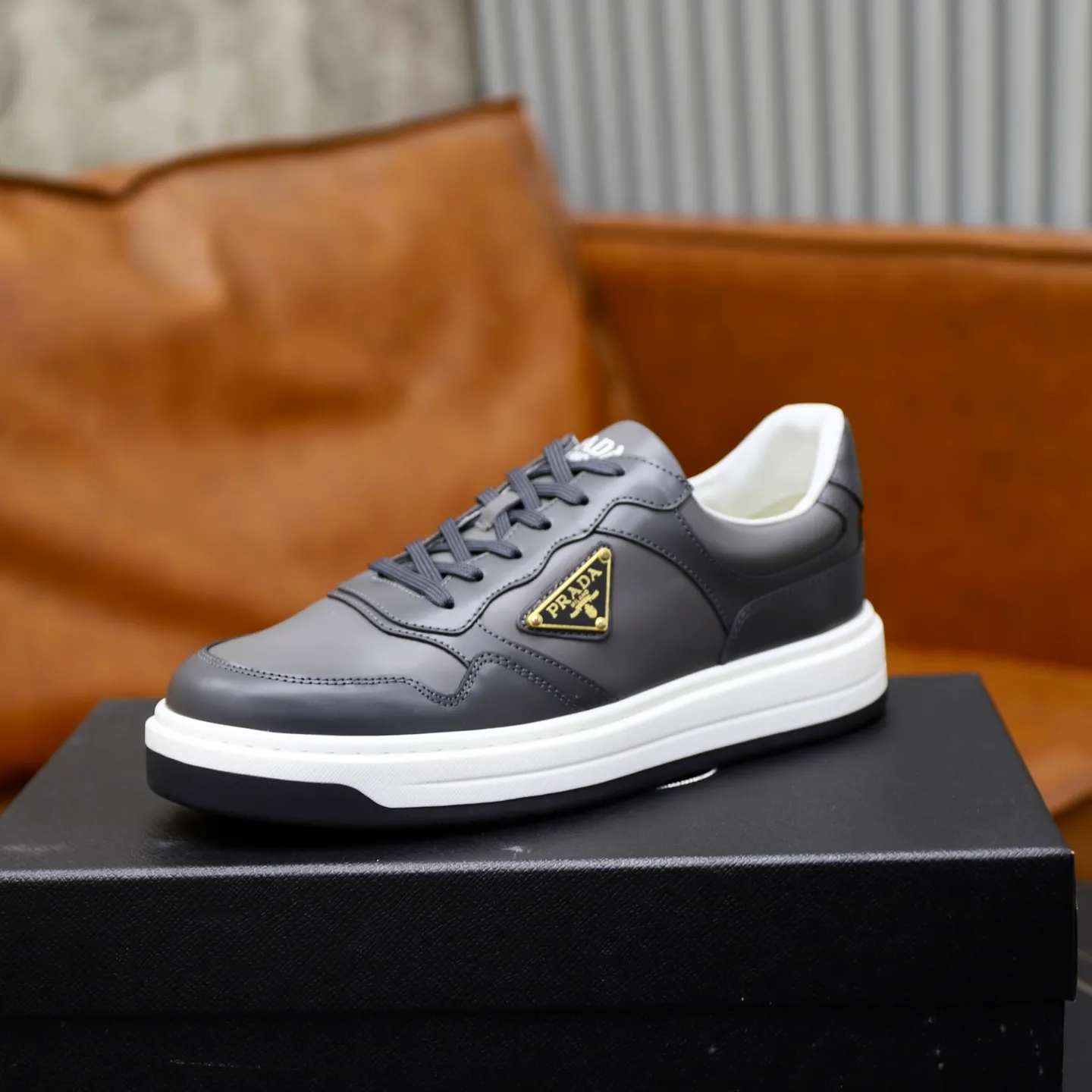 Factory price: 740💰Top original order Brand: PRADA (Prada) Standard code: Men's size 38/44 (45 can be customized) Grade: Same as the official website Material: Original cowhide stitching imported cowhide lining Original combination two-color wear-resistant soft outsole Style category: Leisure and sports version Young fashion European and American trend British style Color: Real picture color